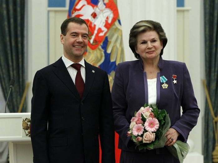 Дмитрий Медведев наградил Терешкову в 2011 году орденом "Дружбы"